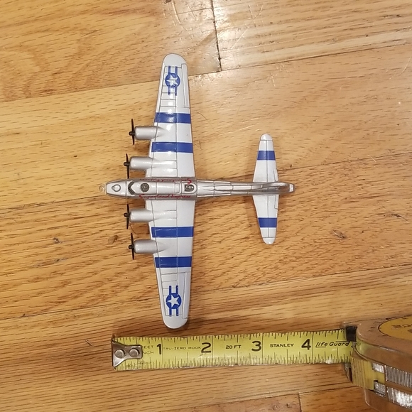 Maisto B-17G Flying Fortress Sugarland Express - Picture 10 of 11